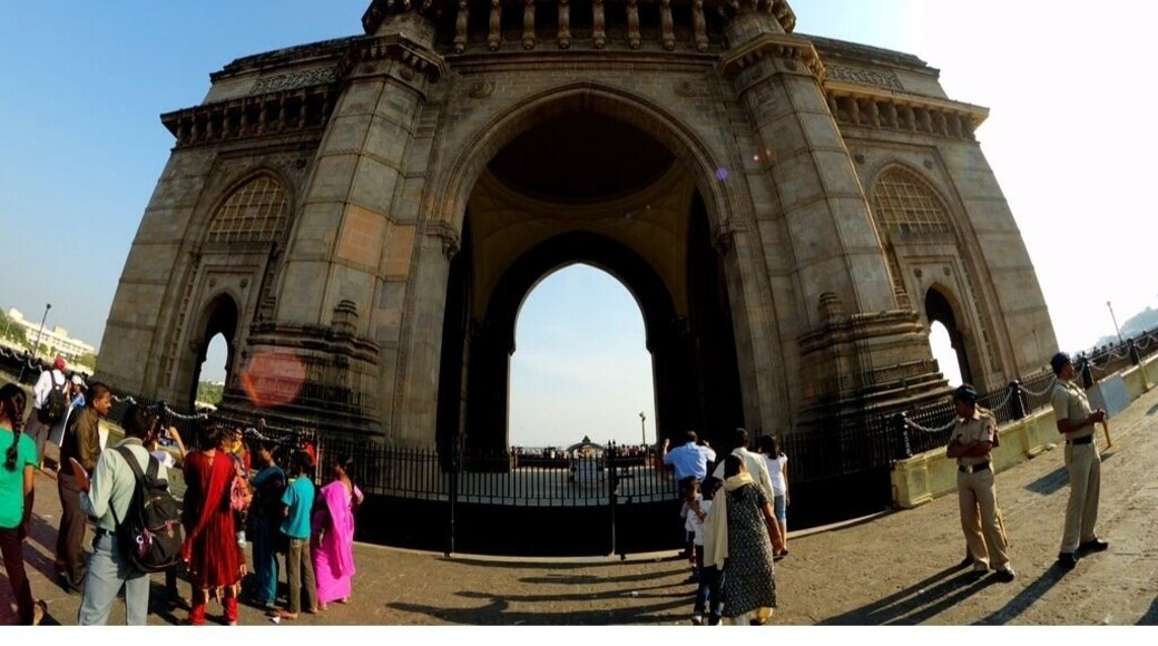 The Gateway of India in Mumbai. Built by the British Raj to commemorate the arrival of King George V and Queen Mary, construction began in 1911 and finished in 1924.
This area is flooded with tourists, both local and foreign. Thankfully, the structure is so big that it can be seen well the throngs of tourists. You'll also find lots of locals trying sell you all sorts of oddities including kids toys and massive balloons.
#architecture