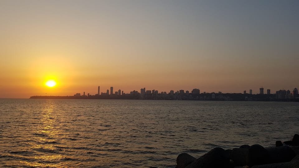 Head to Marine Drive in Mumbai for sunset and walk along the wall to Chowpatty beach for street food and Chai.
#india
#mumbai
#sunset
#city