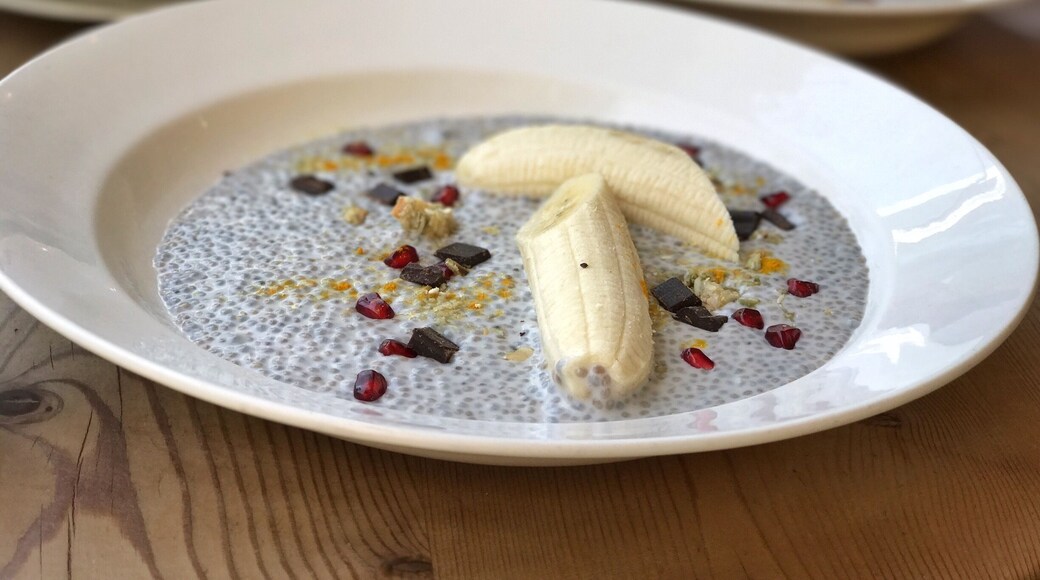 LPQ isn’t the most vegan-friendly place in Mumbai, but their banana split detox - made with chia seeds, coconut milk, granola, pomegranate, dark chocolate and banana - is worth the trip to BKC! Make sure you show up before 11 am on a weekday or for Sunday brunch so it’s still being served.
#theshootingstar #veganfood #mumbai #slowtravel