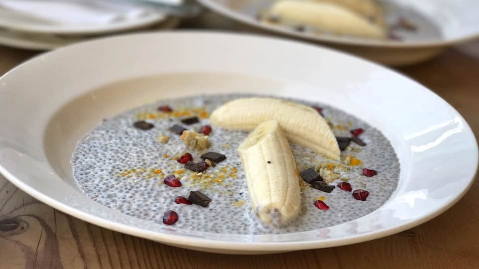 LPQ isn’t the most vegan-friendly place in Mumbai, but their banana split detox - made with chia seeds, coconut milk, granola, pomegranate, dark chocolate and banana - is worth the trip to BKC! Make sure you show up before 11 am on a weekday or for Sunday brunch so it’s still being served.
#theshootingstar #veganfood #mumbai #slowtravel