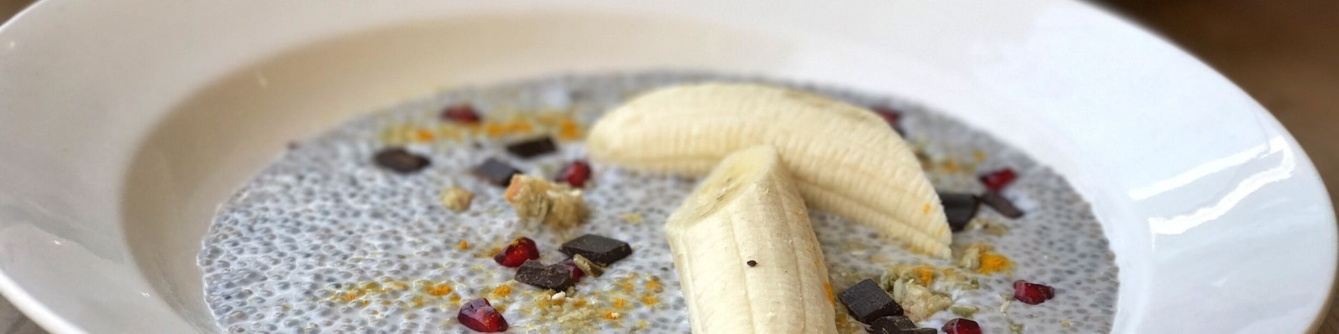 LPQ isn’t the most vegan-friendly place in Mumbai, but their banana split detox - made with chia seeds, coconut milk, granola, pomegranate, dark chocolate and banana - is worth the trip to BKC! Make sure you show up before 11 am on a weekday or for Sunday brunch so it’s still being served. 
#theshootingstar #veganfood #mumbai #slowtravel
