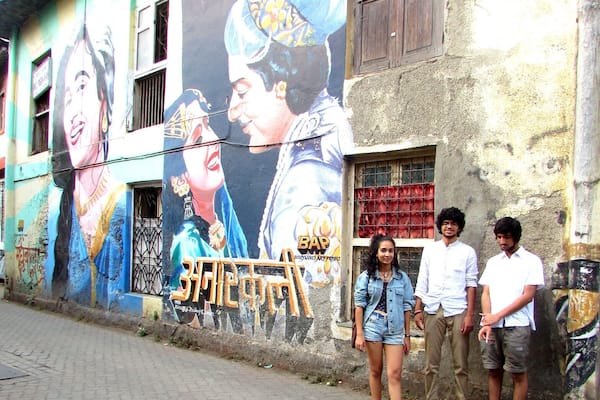 Graffiti depicting Anarkali, which is a 1953 Hindi drama film based on the historical legend of the Mughal emperor Jahangir, who as per legend, revolted against his father Emperor Akbar over his love for common girl, Anarkali.
#StreetArt