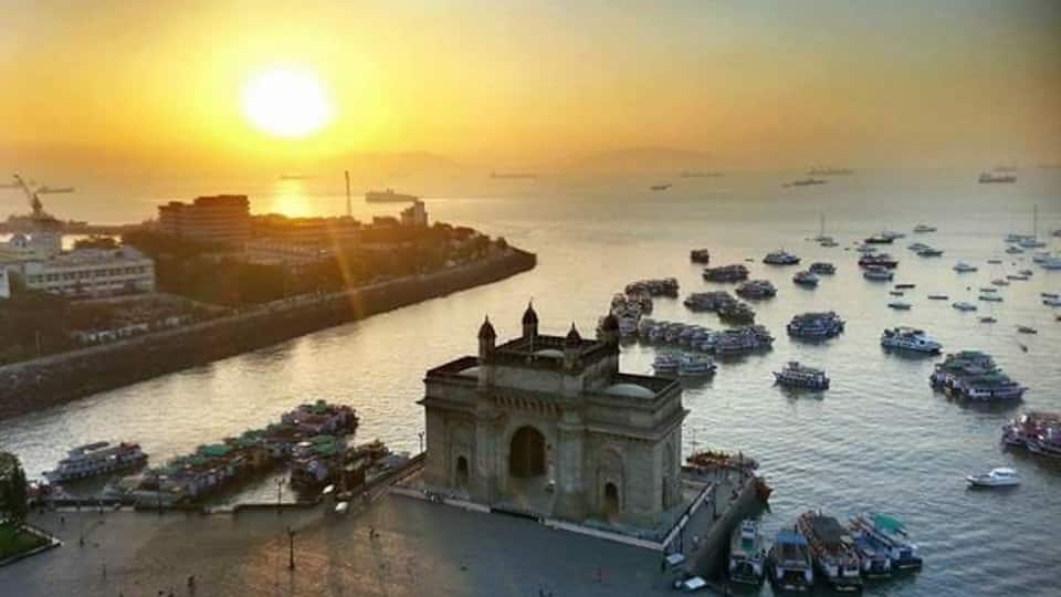 Taken early morning from the iconic flagship hotel of the Taj Group, which has welcomed royalty, heads of state and stars from the entertainment industry down the years. #Sunrise at the #Gatewayofindia, built to commemorate the visit of King George V and Queen Mary to #India. Stay here if you want a luxurious stay in Mumbai
#troveontuesday #Mumbai #BvsCities