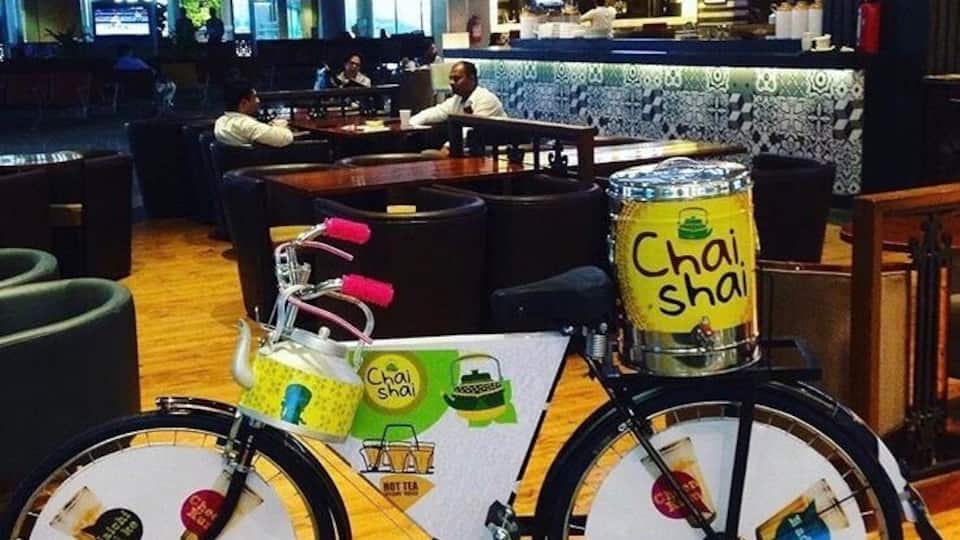Ein Restaurantinneres mit einer ungewöhnlichen Fahrradpräsentation, einschließlich Chai-Tee-Dosen.
