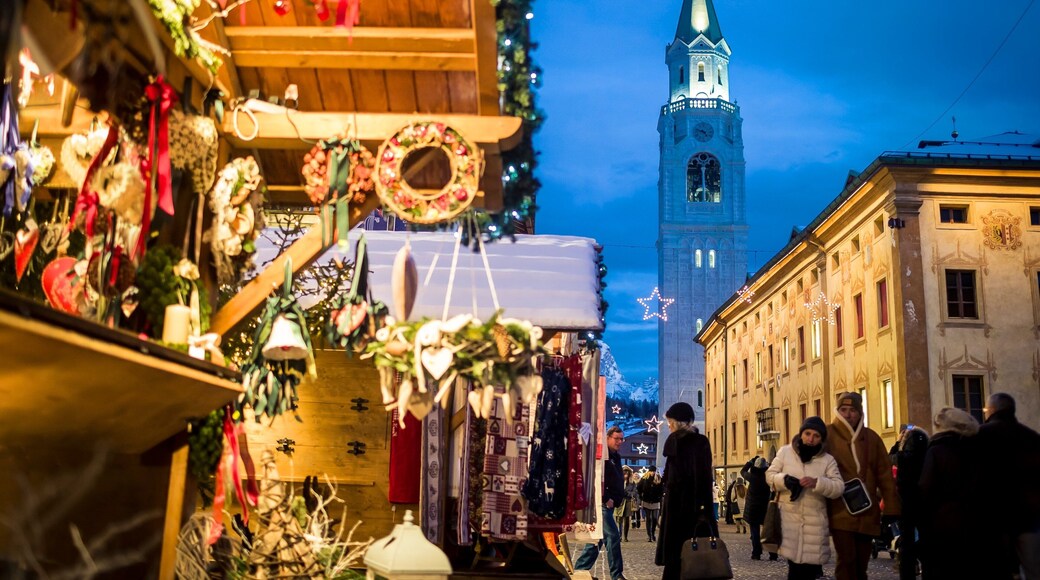 Cortina d\'Ampezzo som inkluderer uteliv, marked og nattbilder