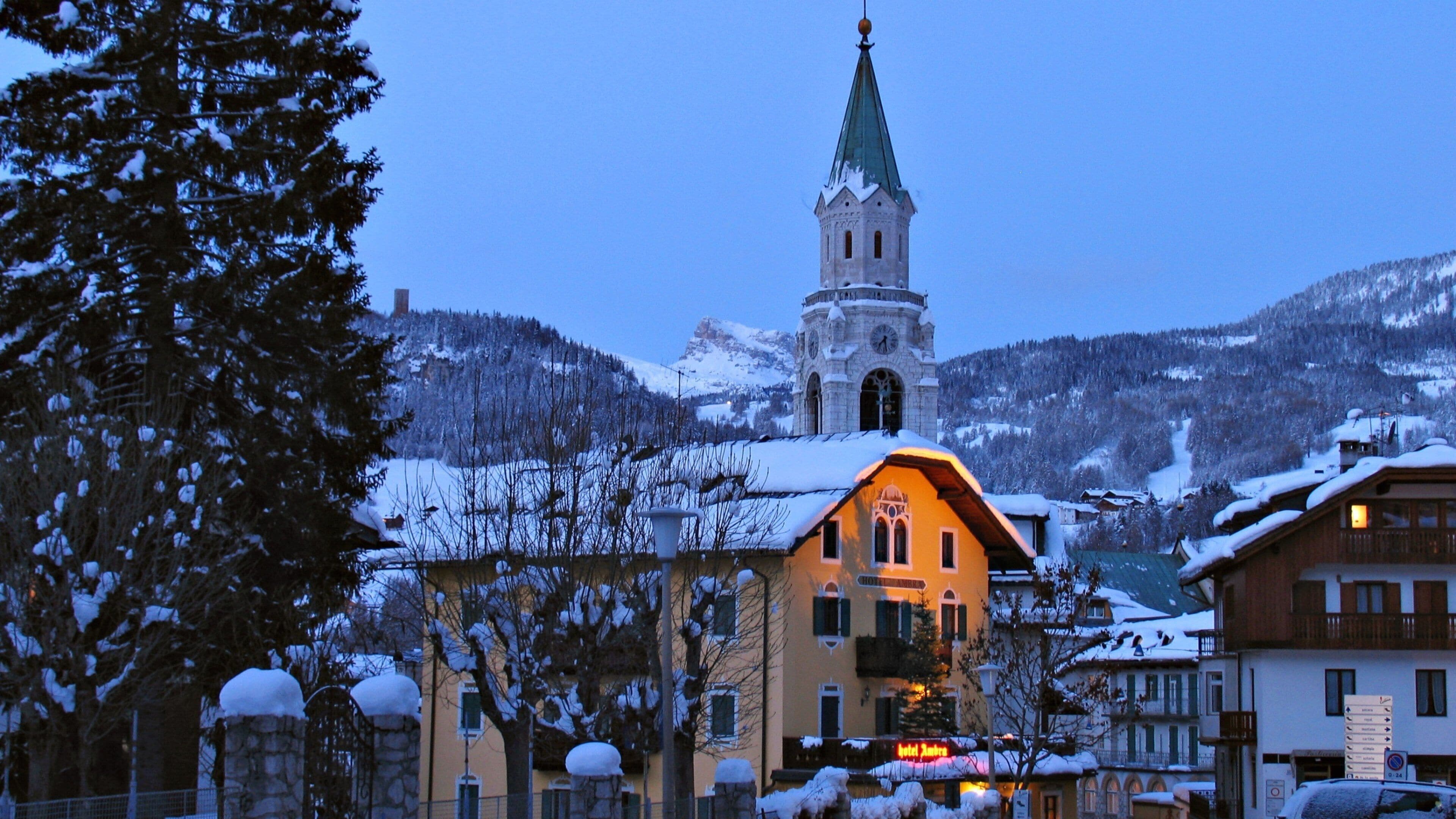 Cortina d\'Ampezzo som viser historisk arkitektur, kirke eller katedral og snø