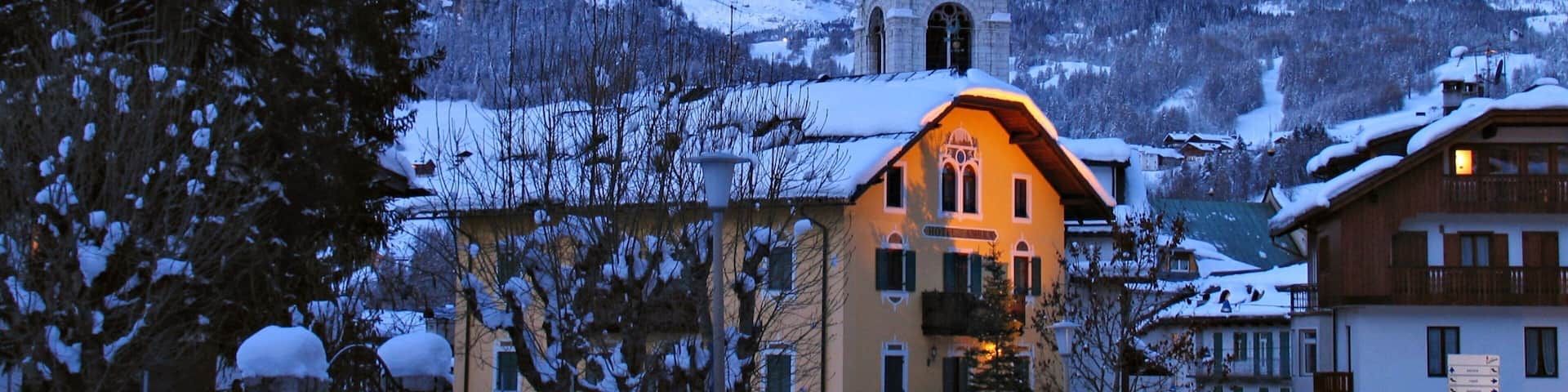 Cortina d\'Ampezzo showing snow, a hotel and a church or cathedral
