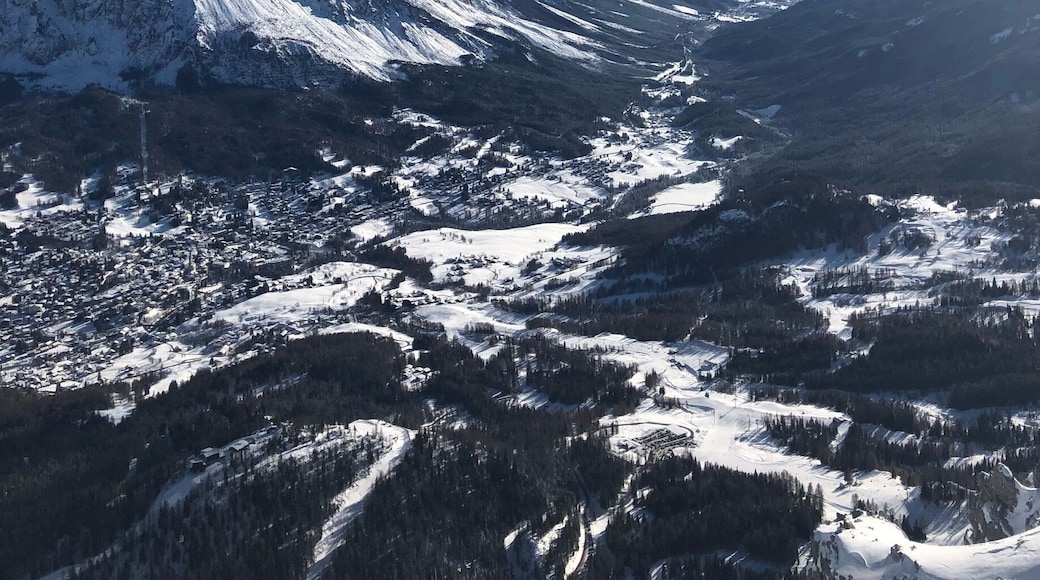View from the Refugio
Great place for a warming hot chocolate, or even lunch, their pizza is excellent... or you may even want to ski