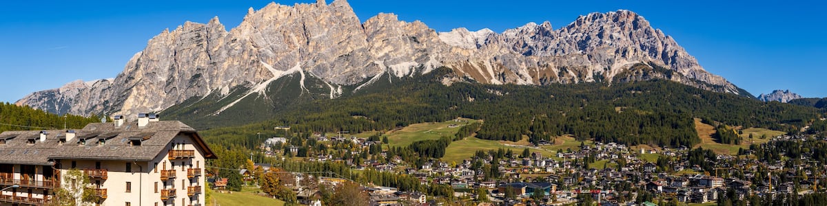 Une chaîne de montagnes avec une ville au premier plan.