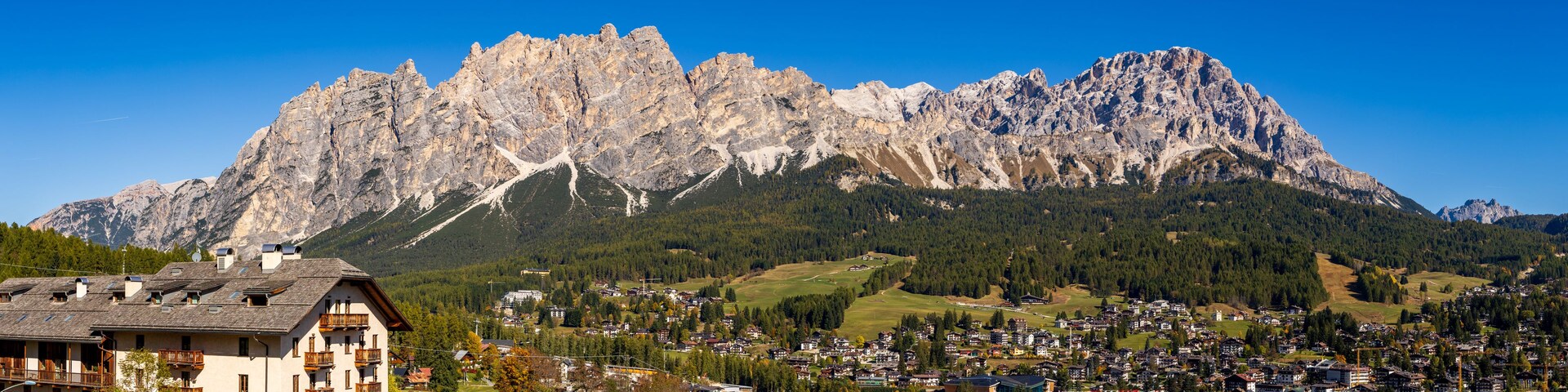 Una cordillera con un pueblo en primer plano.