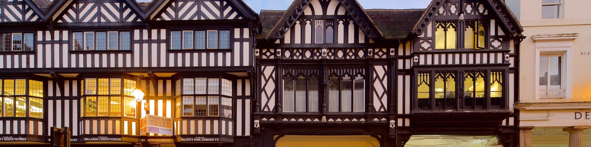 Chester showing heritage elements, street scenes and a city