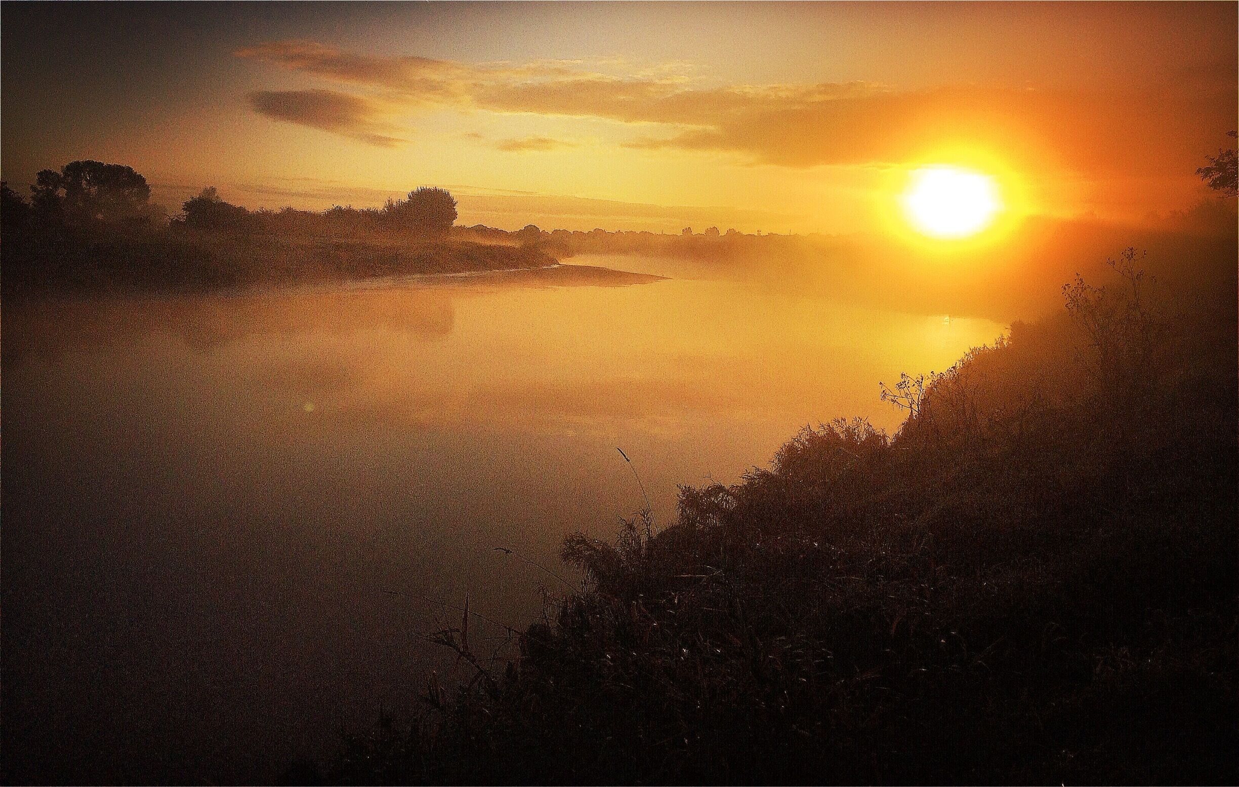 Sunrises over The River Dee leading into Chester

@iphoneablephoto