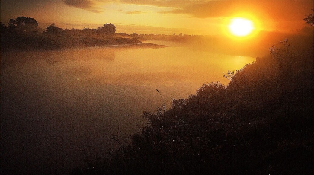 Sunrises over The River Dee leading into Chester
@iphoneablephoto
