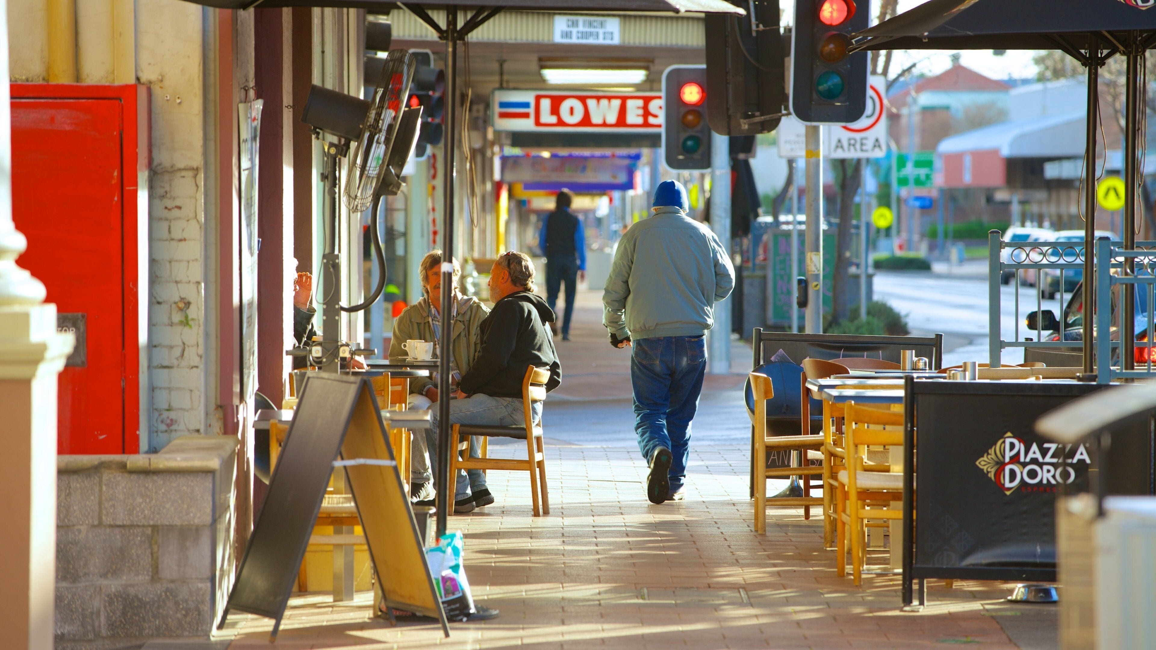 Cessnock que inclui cenas de rua, estilo de vida de cafeteria e sinalização