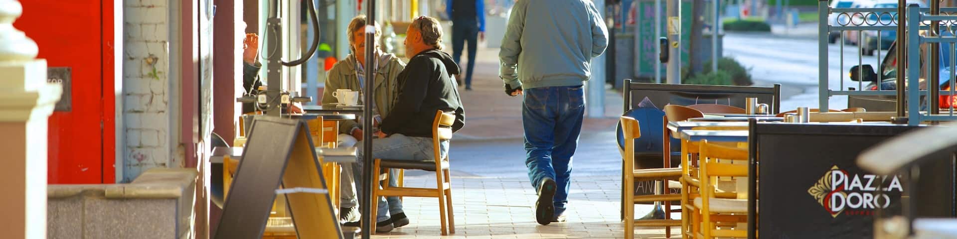 Cessnock showing a city, cafe lifestyle and street scenes