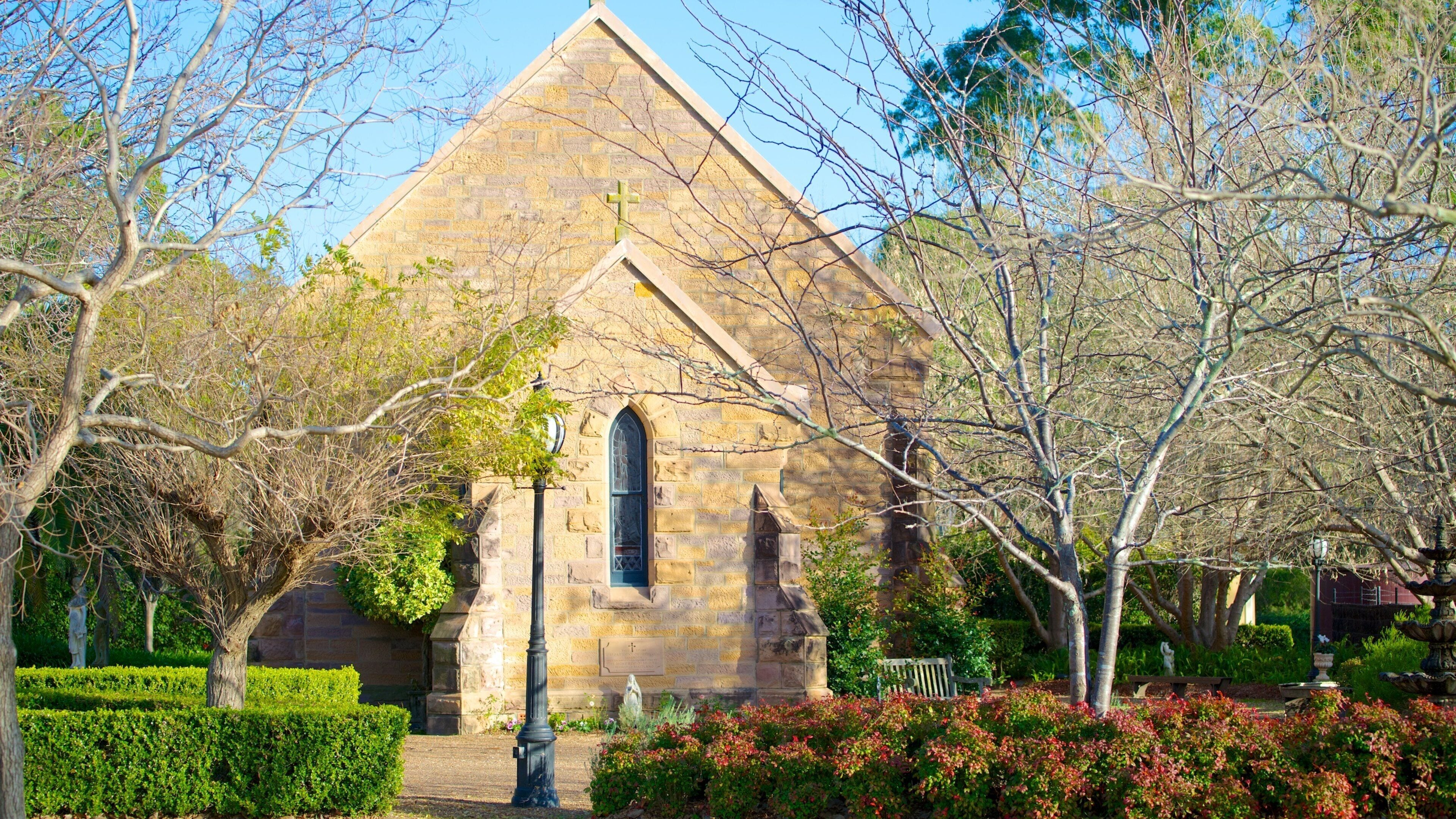 Cessnock showing a church or cathedral, a small town or village and heritage architecture