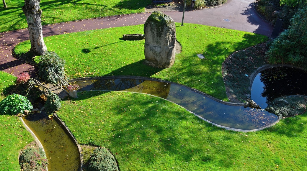 This building is indexed in the Base Mérimée, a database of architectural heritage maintained by the French Ministry of Culture, under the reference PA00109052 .