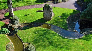 This building is indexed in the Base Mérimée, a database of architectural heritage maintained by the French Ministry of Culture, under the reference PA00109052 .