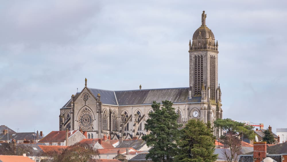 Une cathédrale historique dotée d’un imposant clocher et d’une architecture gothique complexe.