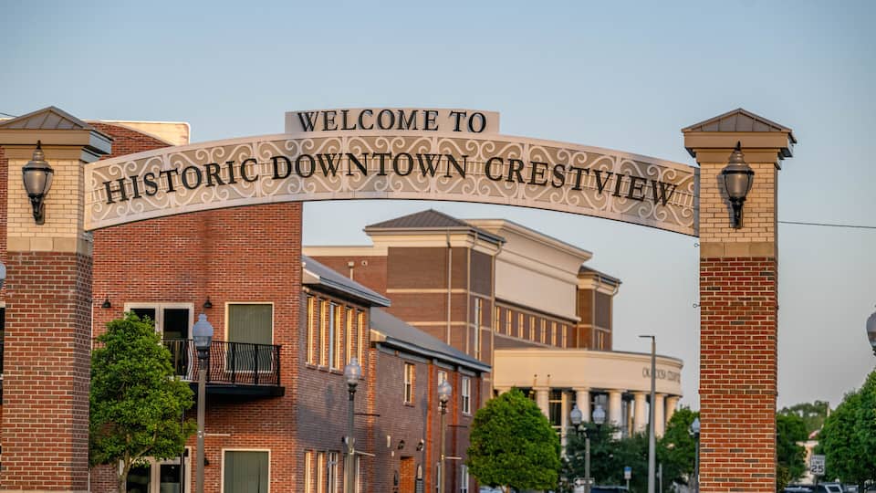 A brick building with a sign that reads "Welcome to Historic Downtown Crestview."