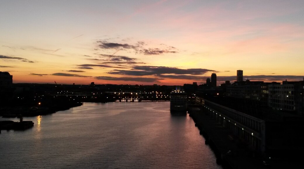 Sunddowner at the harbour in Boston