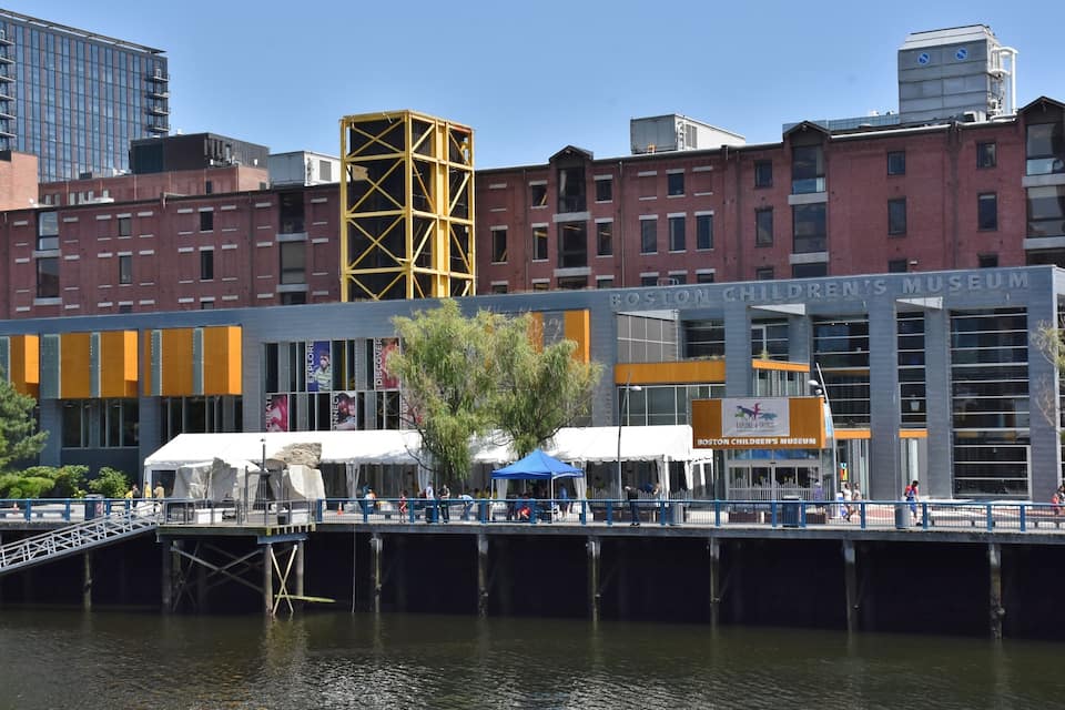 El Museo para Niños de Boston con vista al puerto.