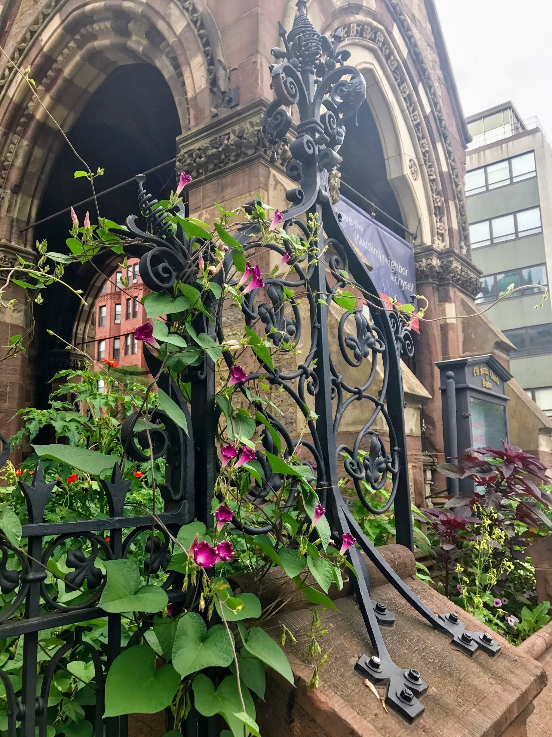Impressive church inside and out. Many photo opportunities. Located across from the Boston Library. Definitely worth a peek inside. 