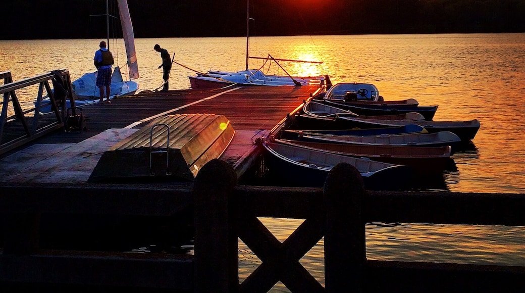 Jamaica Pond in Jamaica Plain, Boston, MA is a perfect spot to catch the sunset.. Take a walk or run around the pond! #goldenhour #waterlust