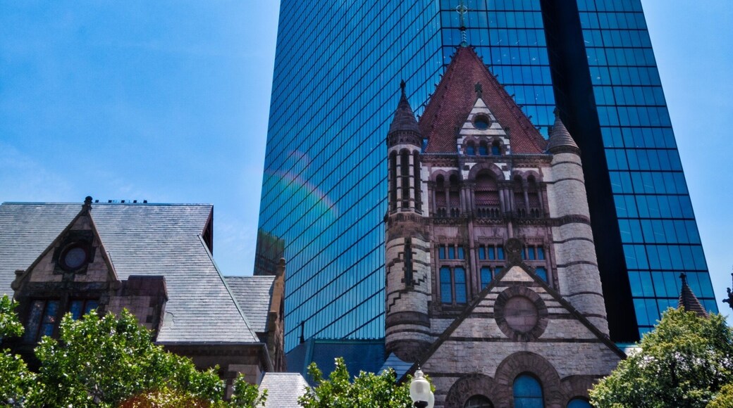 ⛪Trinity Church & 🏢The Hancock - Boston - Massachusetts - USA🇺🇸
📷Nikon D7500- ISO 50 - Nikkor 18-200mm lens f3.5-5.6 G - 18mm - f/16 1/50 sec
⛪Trinity Church in the City of Boston is recognised for its National Historic Landmark building🏛️, considered by members of the American Association of Architects📐 as one of this country’s 🔝 🔟 buildings.
🛐The famous Copley Square building is the third home to this parish. The first two were located in what is now the Downtown Crossing area of Boston. After the second church⛪ was destroyed by the Great Fire🔥 of 1872, Brooks moved the parish to Boston’s new Back Bay neighbourhood, a recently land-filled marsh.
⛪The church and parish house were designed by Henry Hobson Richardson 📐 and construction🏗️ took place from 1872 to 1877, when the complex was consecrated. Situated on Copley Square in Back Bay, Trinity Church is the building that established Richardson's reputation
🏢200 Clarendon Street, previously John Hancock Tower and colloquially known as The Hancock, is a 62-story, 790-foot (240 m) skyscraper🏙️ in Boston. The tower was designed by Henry N. Cobb📐of the firm I. M. Pei & Partners and was completed in 1976. In 1977, the American Institute of Architects presented the firm with a National Honor Award 🏵️ for the building. It has been the tallest building in Boston and New England since 1976.
➡️Minimalism was the design principle behind the tower. Cobb added a geometric modernist🔷 twist by using a parallelogram shape for the tower floor plan🏢. The highly reflective window glass is tinted slightly blue🔵, which results in the tower having only a slight contrast with the sky on a clear day.
🤔A major concern of the architects📐 while designing the tower🏢was its proximity to Boston's Trinity Church⛪, a prominent National Historic Landmark. Their concern led them to redesign the tower's plans, as there was a public outcry when it was revealed that the Hancock Tower would cast its shadow on the church.
❓Did you know that the first thanksgiving🦃 in the country🇺🇸 was celebrated in Boston? Celebrated by the Pilgrims🙏 after their first harvest in the New World in 1621, the feast lasted three days.