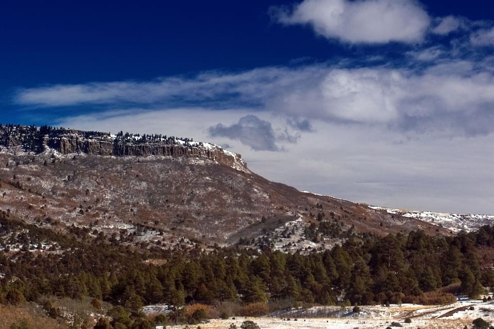 Una montaña nevada con cielo despejado.