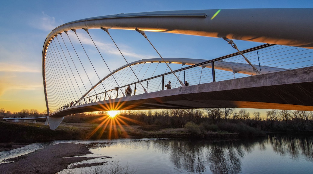 Modern pedestrian bridge over Willamette River in Salem Oregon