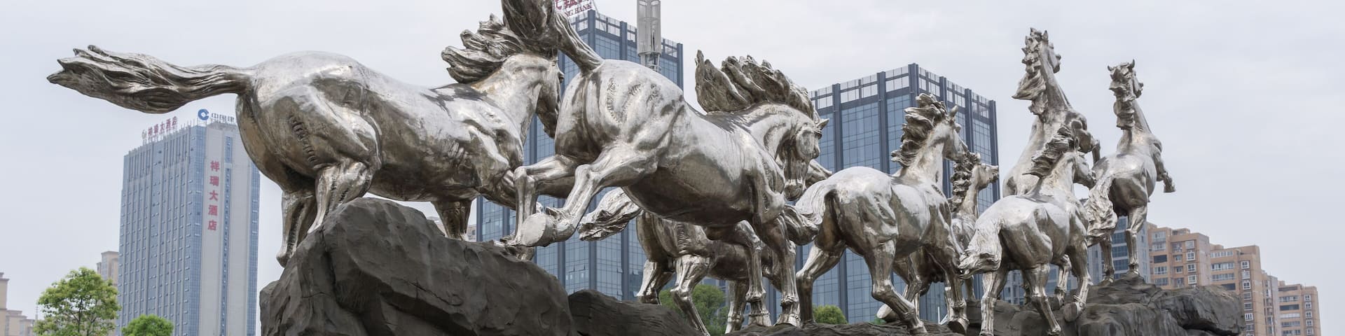 horse statues in baimahu cultural park