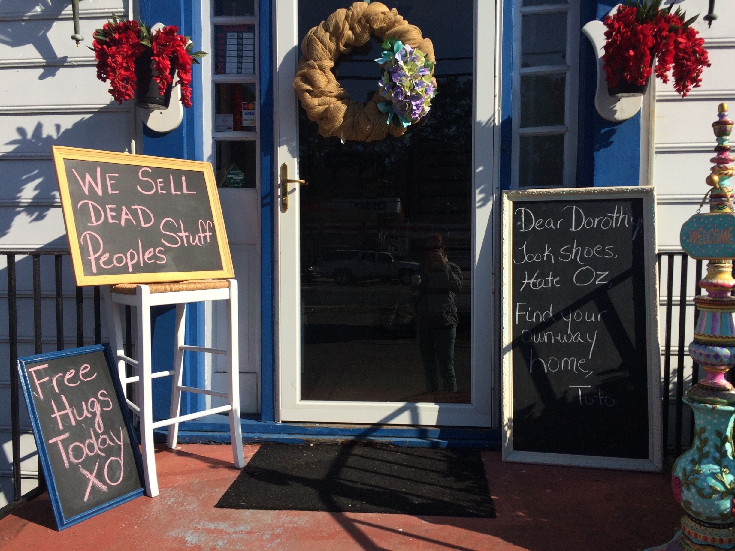 This place is so much bigger than it looks! It has some great gift ideas that are unique , like a tattooed abe Lincoln. :) it's a higher price end and seems to show local artists/crafters as well. Def coming here a few times a year. 