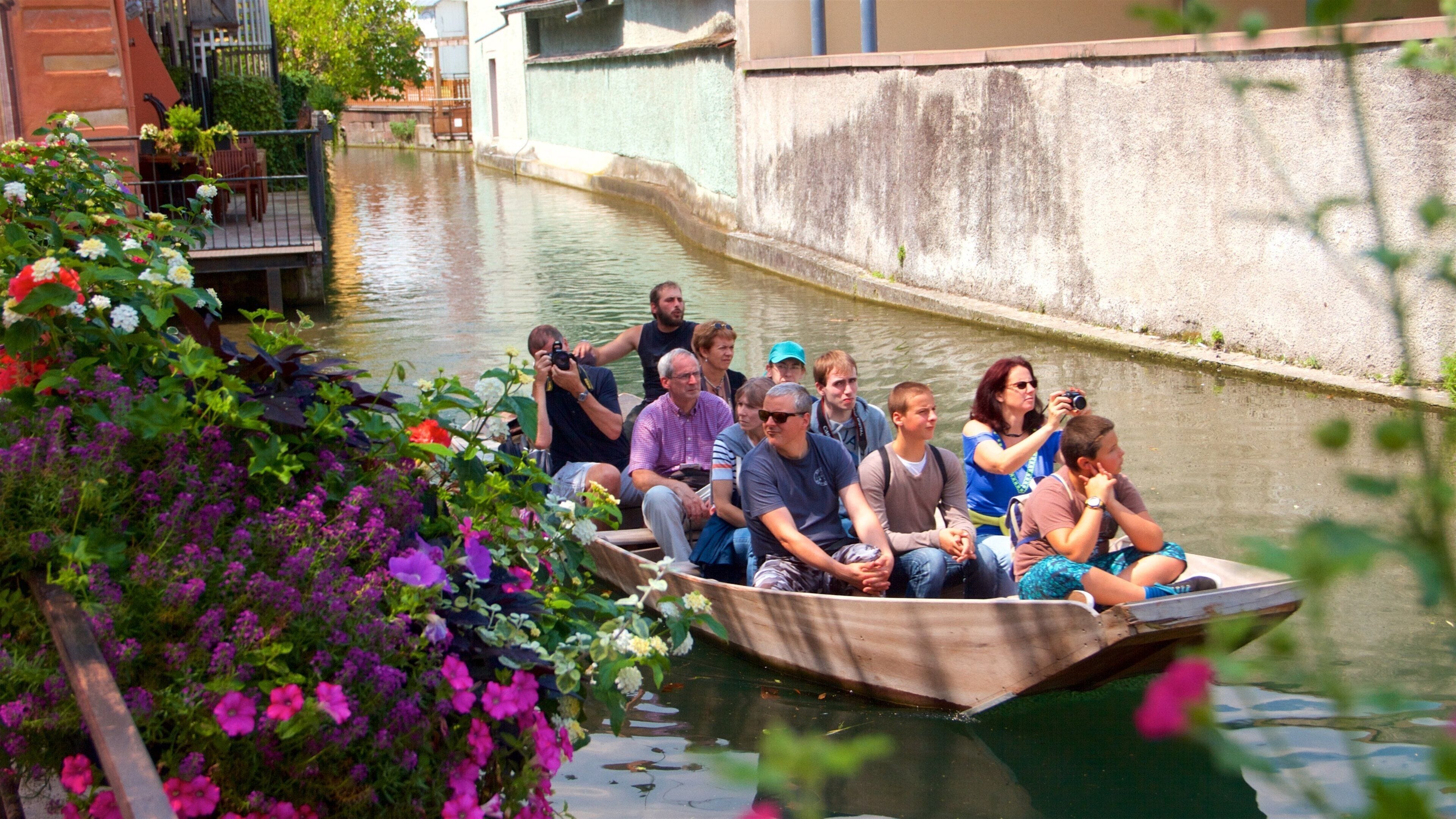 Colmar que incluye paseos en lancha y flores y también un pequeño grupo de personas