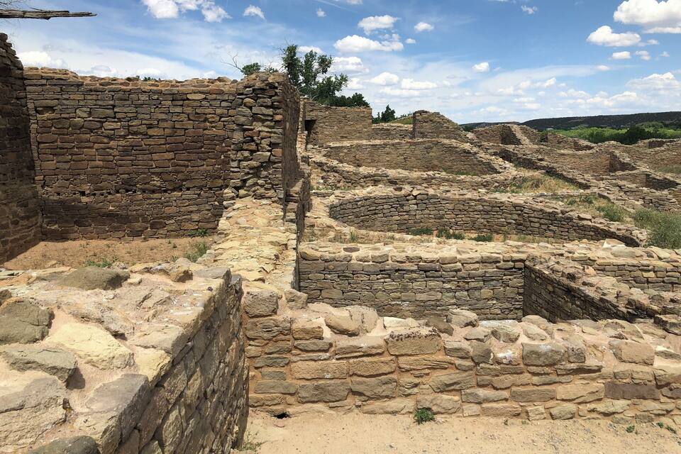 Restes antigues de pedra sota un cel clar i núvols dispersos.