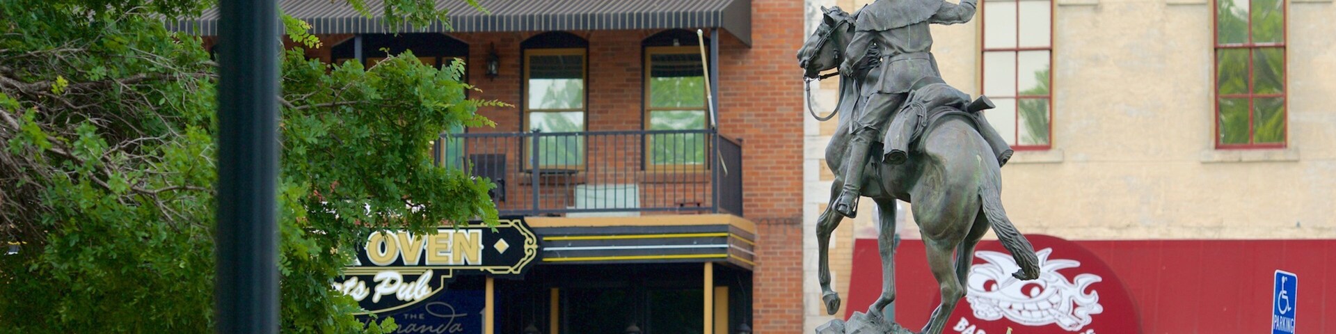 San Marcos featuring a statue or sculpture