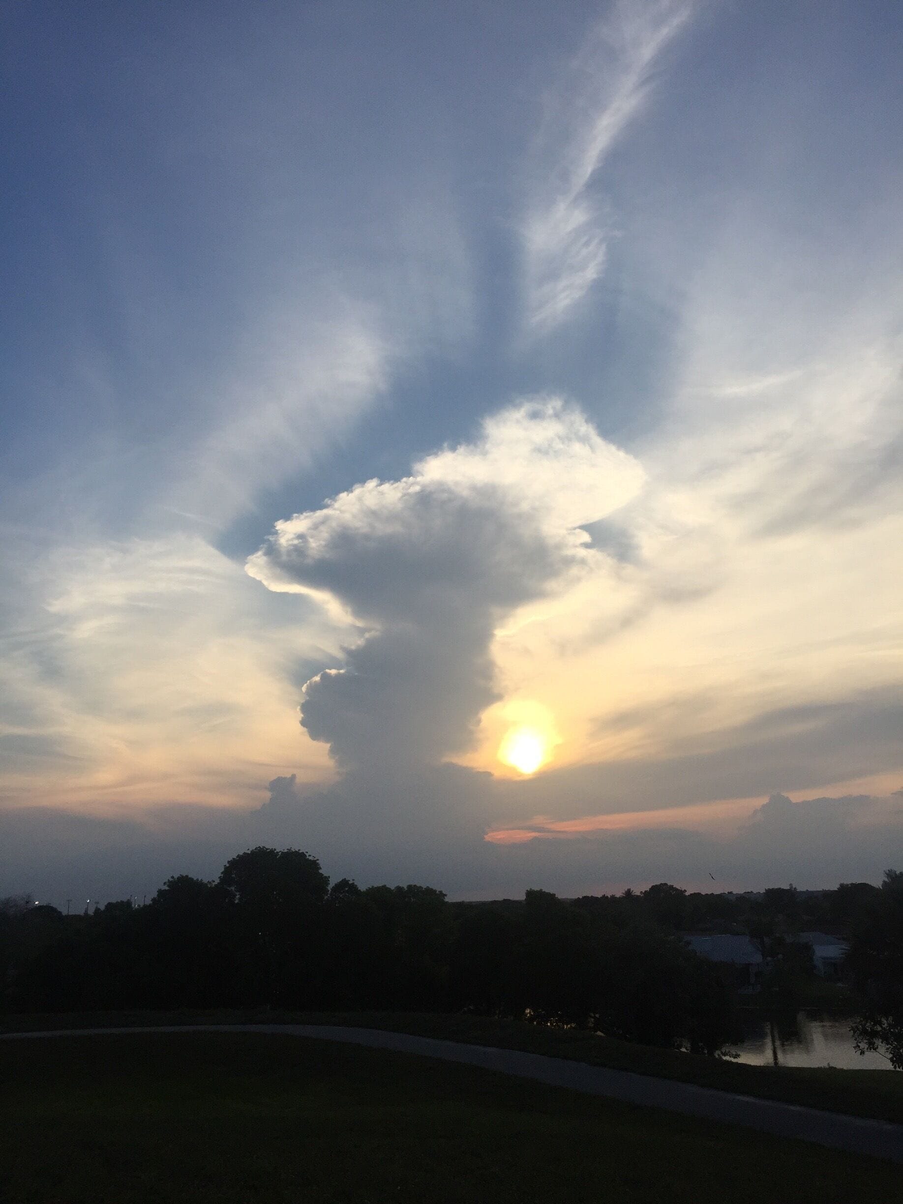 Nice community park to see the sunset 