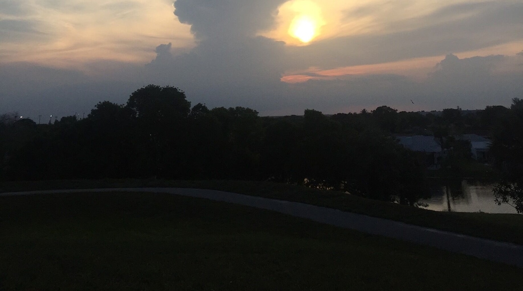 Nice community park to see the sunset