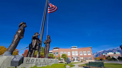 Sandy som inkluderer monument, statue eller skulptur og skilt