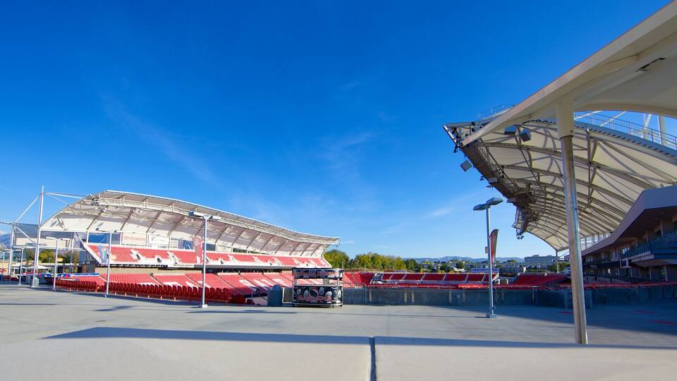 Un estadio grande con asientos rojos y una pasarela techada.