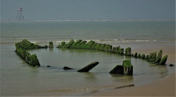 On the misty background: the metallic “Phare de Walde” (1859), an abandoned lighthouse, ‘lost’ on the beach between Gravelines and Calais. The lantern was destroyed by an explosion in 1953. The Phare de Walde materializes the boundary between the North Sea and the