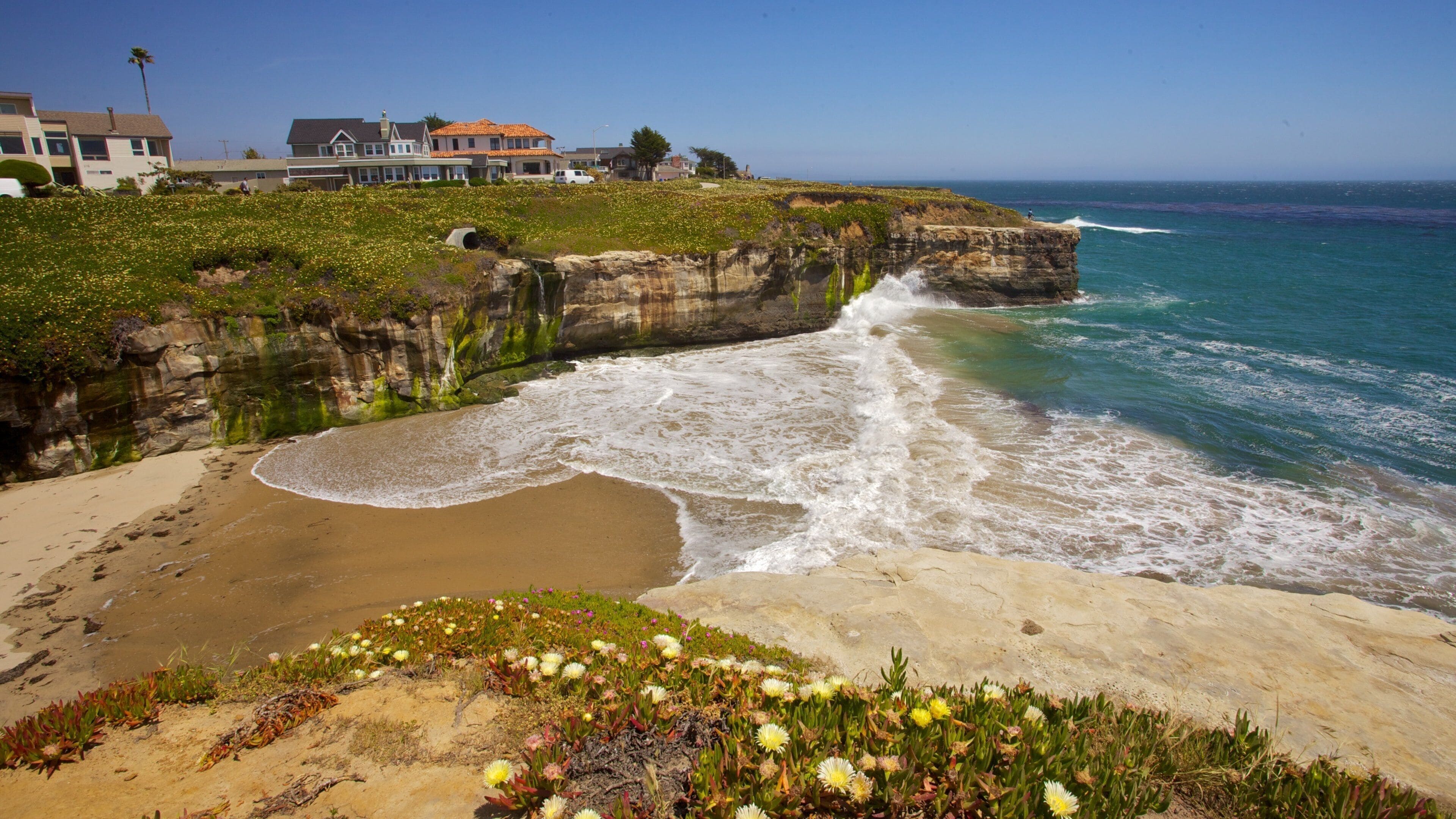 Santa Cruz mettant en vedette plage, vues littorales et côte escarpée