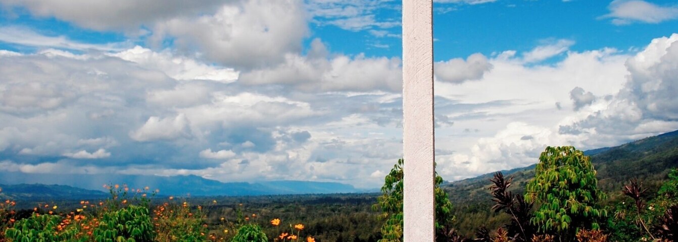 A hike to the Catholic cross from the small highlands town of Kudjip can take you to a stunning view of the countryside