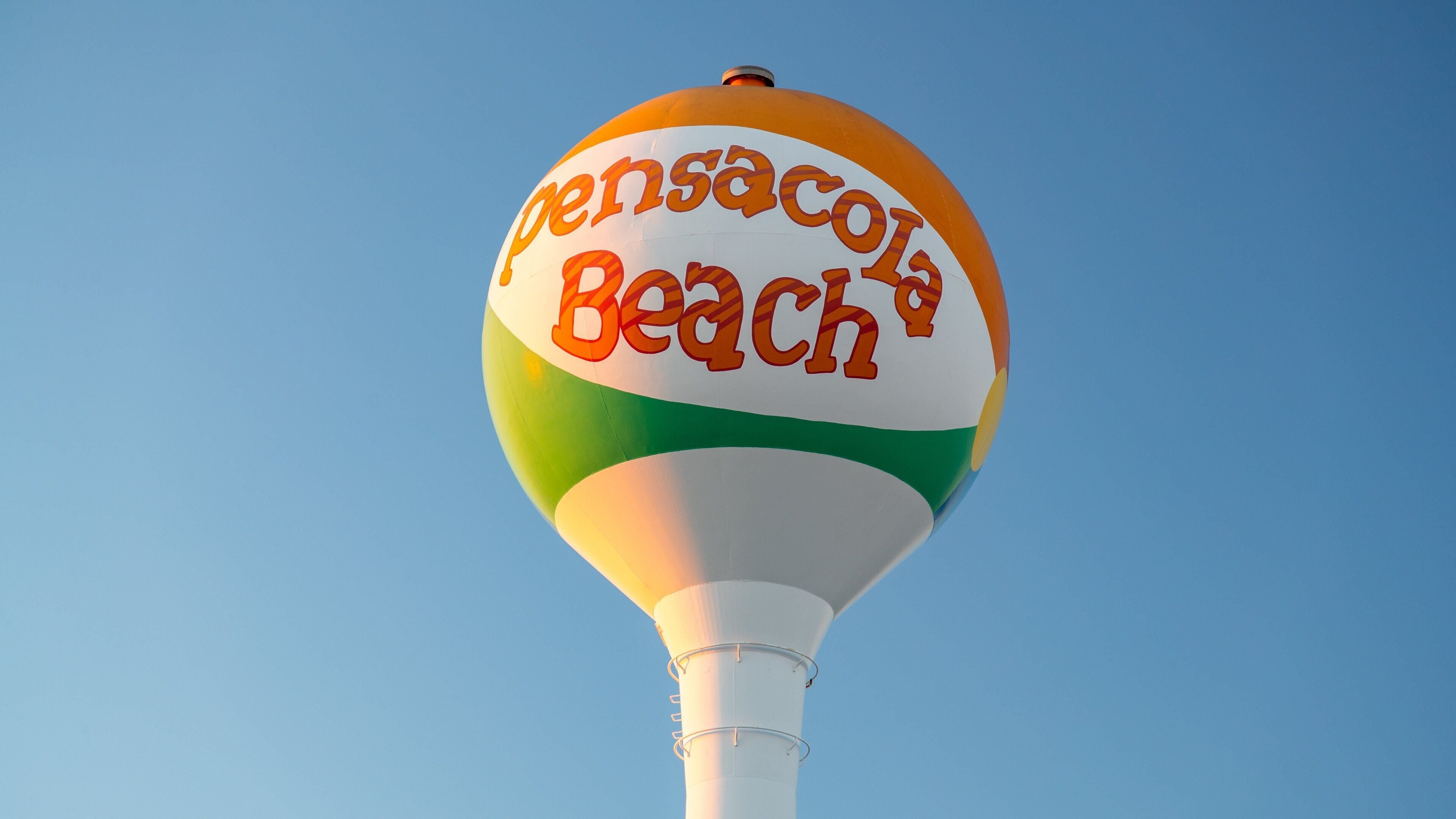 Um balão de ar quente com a inscrição 'Pensacola Beach'.
