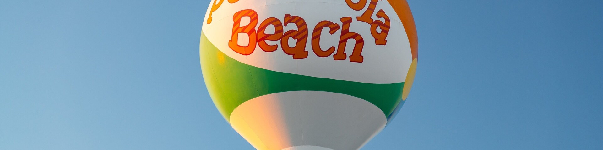 Um balão de ar quente com a inscrição 'Pensacola Beach'.