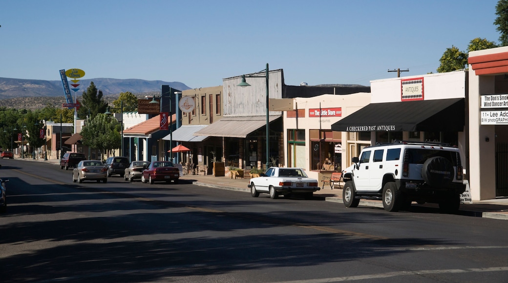 BNYM36 Cottonwood old town, Arizona, smalltown style city with antiques, art, books shops. Main Street.