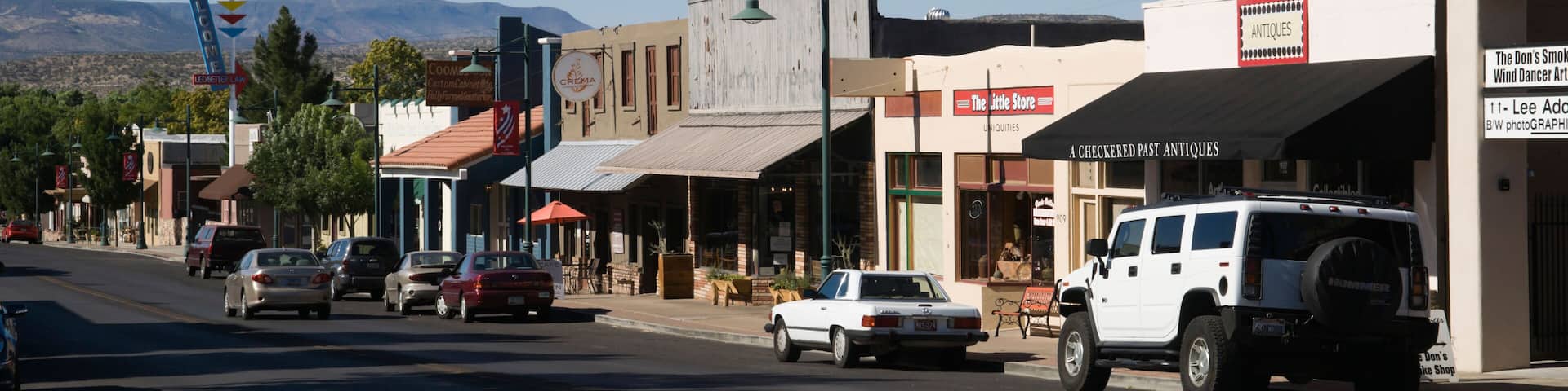 BNYM36 Cottonwood old town, Arizona, smalltown style city with antiques, art, books shops. Main Street.