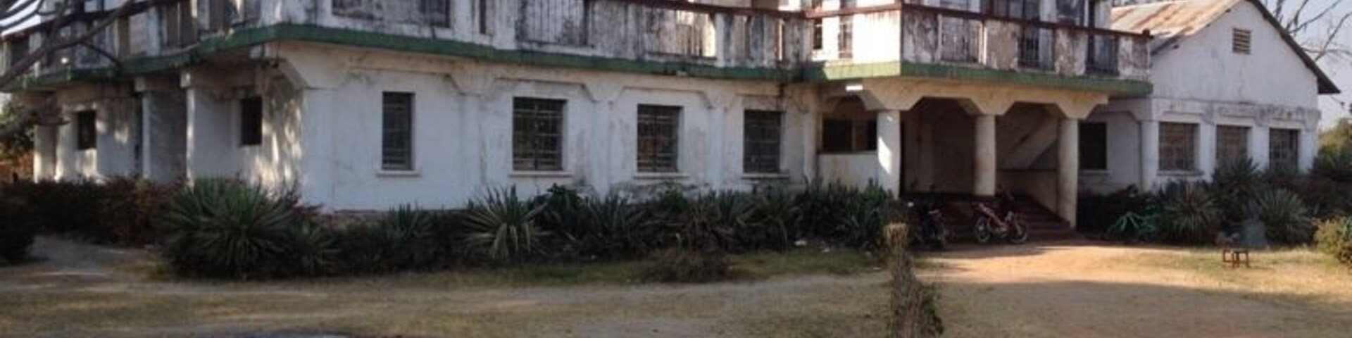 This house was built by a former government official in 1972 - Chavuma. Located 11 kilometers from the Angolan border