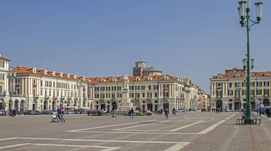 Piazza Galimberti - die neoklassizischten Geb√§ude mit ihren Arkaden stammen aus dem 19. Jahrhundert,