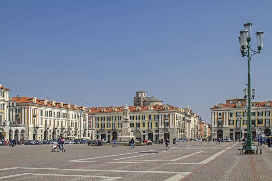 Piazza Galimberti - die neoklassizischten Geb√§ude mit ihren Arkaden stammen aus dem 19. Jahrhundert,